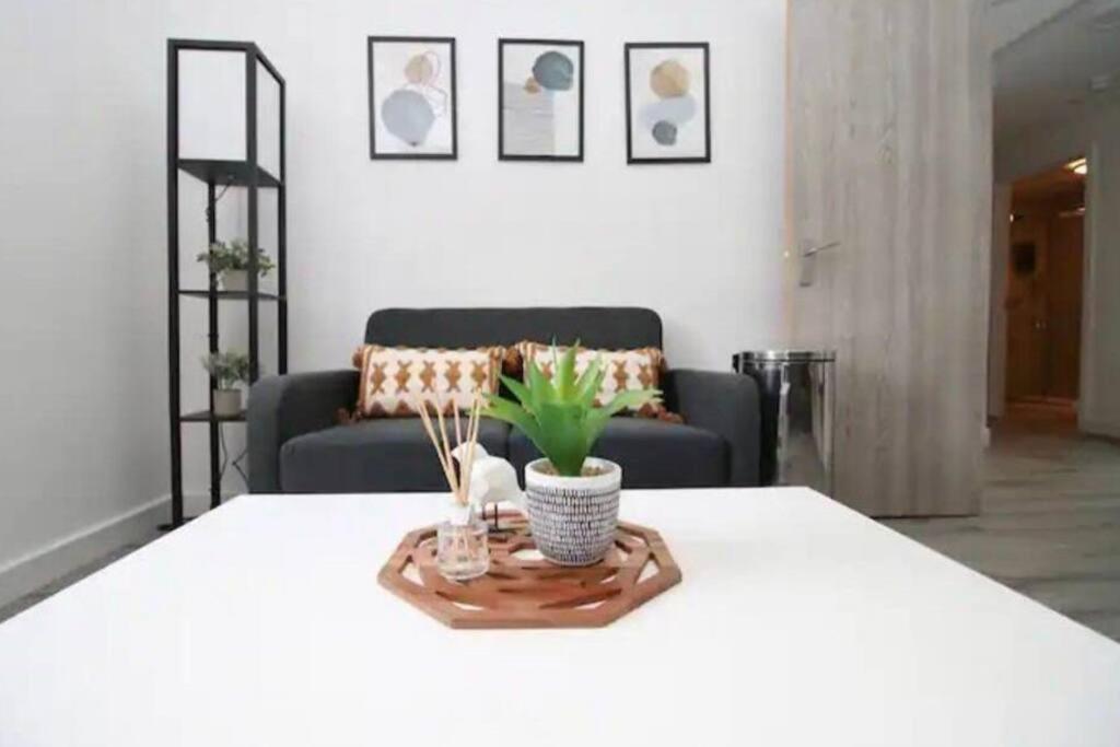Luxury Redefined:Cardiff 1-Bed Apartment Екстериор снимка
