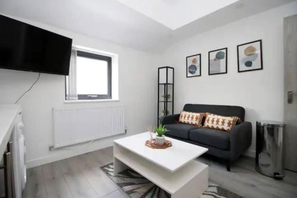Luxury Redefined:Cardiff 1-Bed Apartment Екстериор снимка