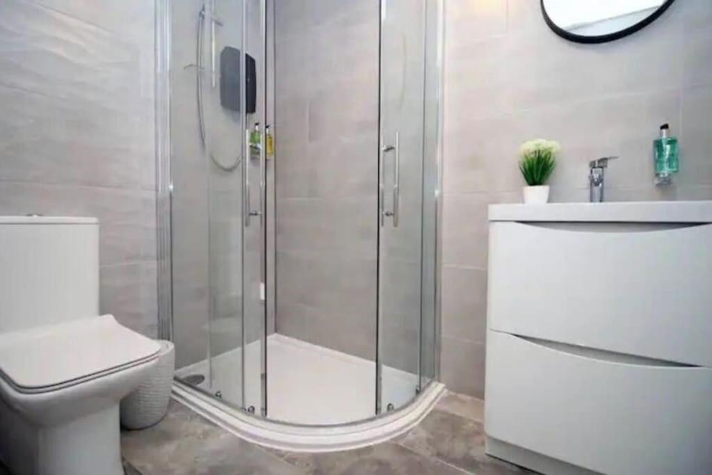 Luxury Redefined:Cardiff 1-Bed Apartment Екстериор снимка
